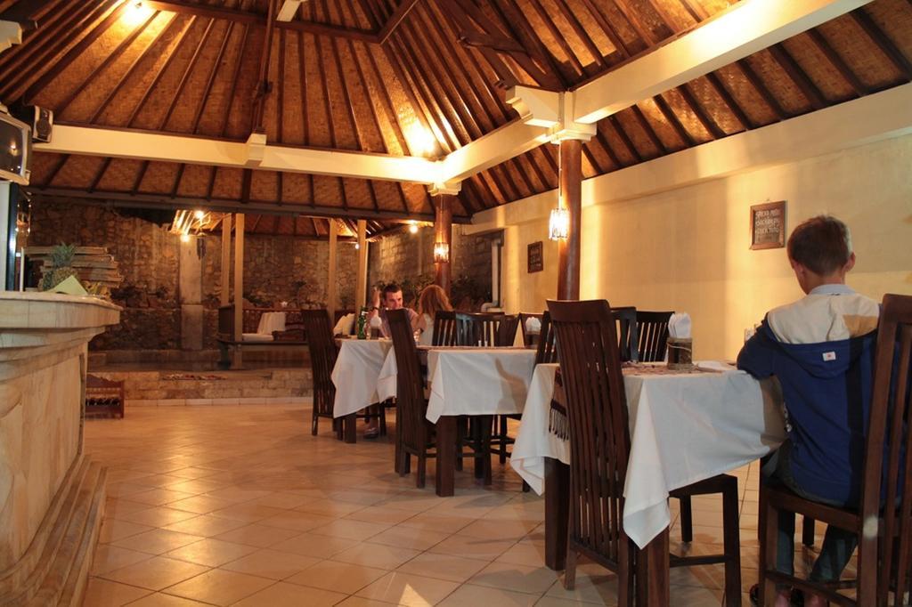 Barong Cafe Bungalow And Restaurant Amed Esterno foto